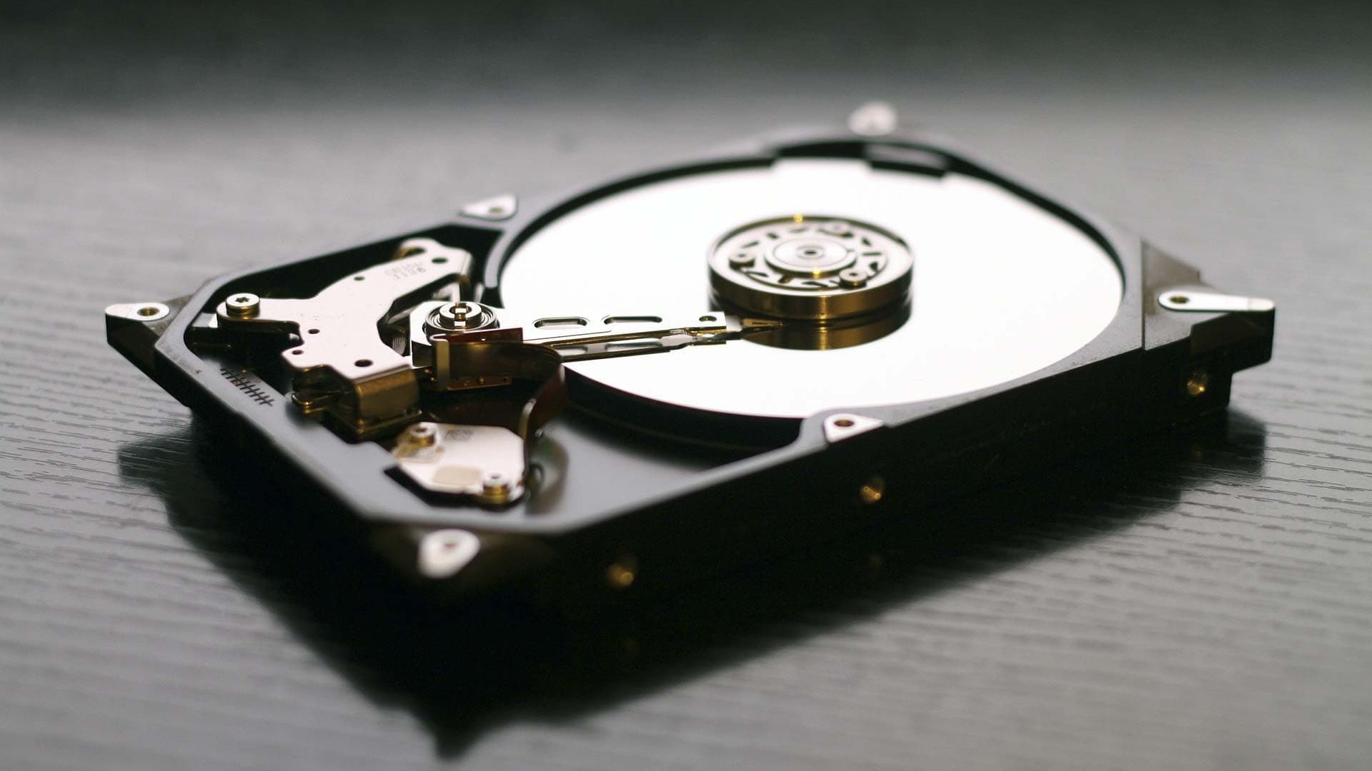 image d'un disque dur avec le capot enlevé